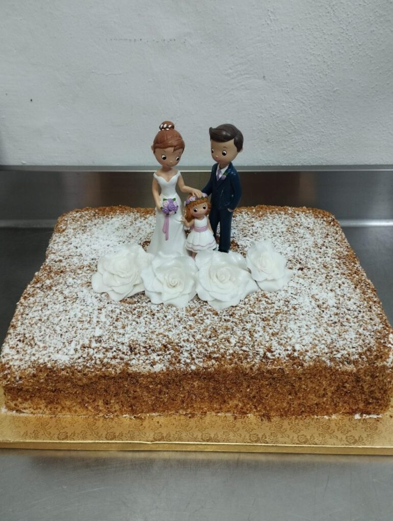 Tarta de Boda Sencilla con Figuras