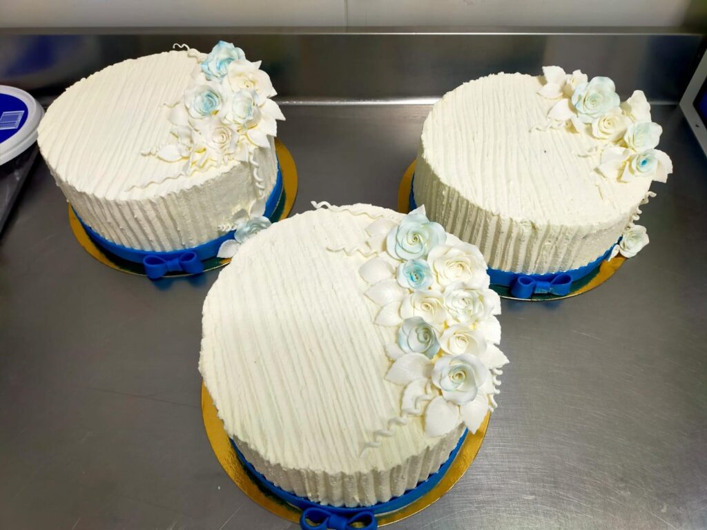 Tarta de Boda con Flores y Lazo