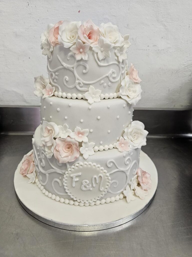 Tarta de Bodas con rosas y flores